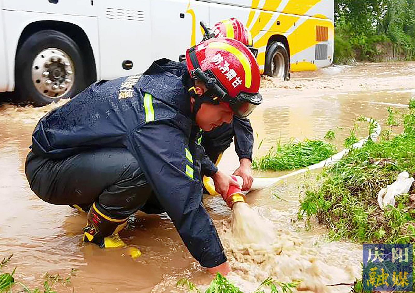 【攝影報(bào)道】暴雨突襲 慶陽(yáng)消防聞“汛”而動(dòng)